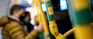 Nicht jeder kann es sich aussuchen: Das Einkommen ist ein Indikator dafür, wer im Öffentlichen Nahverkehr unterwegs ist.