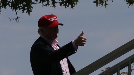 Donald trump auf dem Weg zu einem Golfturnier.