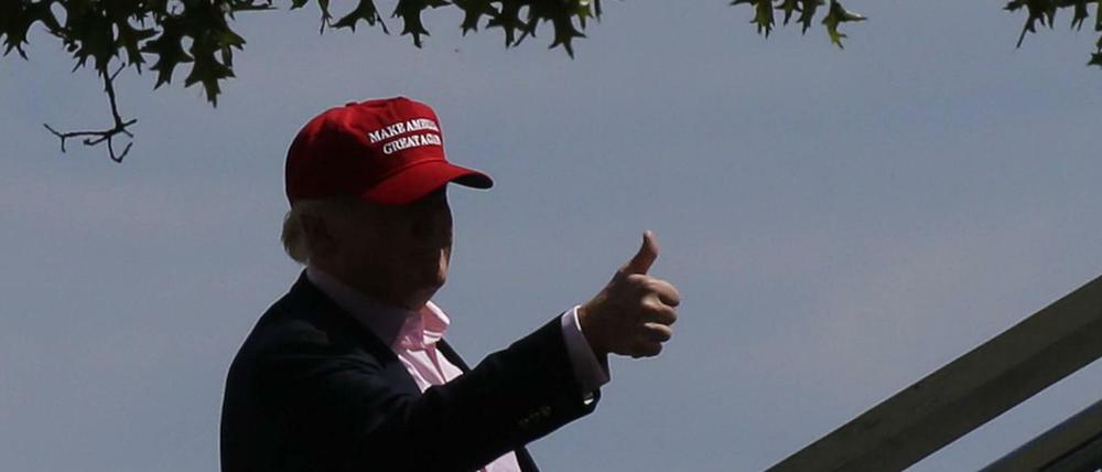 Donald trump auf dem Weg zu einem Golfturnier.