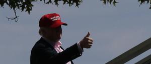 Donald trump auf dem Weg zu einem Golfturnier.