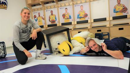 Kinderspaß mit Albatros. In der Umkleidekabine des Profiteams turnen Jugendtrainer wie Emilia Simon (links) und Stefan Ludwig (rechts) sowie das gefiederte Maskottchen regelmäßig vor, in ihren Wohnzimmern machen viele kleine Zuschauer mit. 