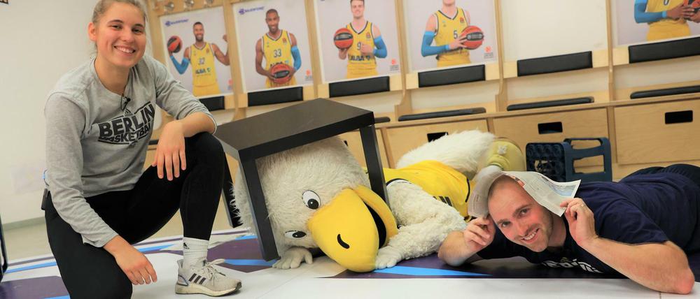 Kinderspaß mit Albatros. In der Umkleidekabine des Profiteams turnen Jugendtrainer wie Emilia Simon (links) und Stefan Ludwig (rechts) sowie das gefiederte Maskottchen regelmäßig vor, in ihren Wohnzimmern machen viele kleine Zuschauer mit. 