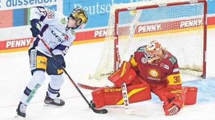 Gleich steht es 3:0 für Berlin. Noebels (li.) vor DEG-Torwart Pantkowski - das reichte aber nicht.