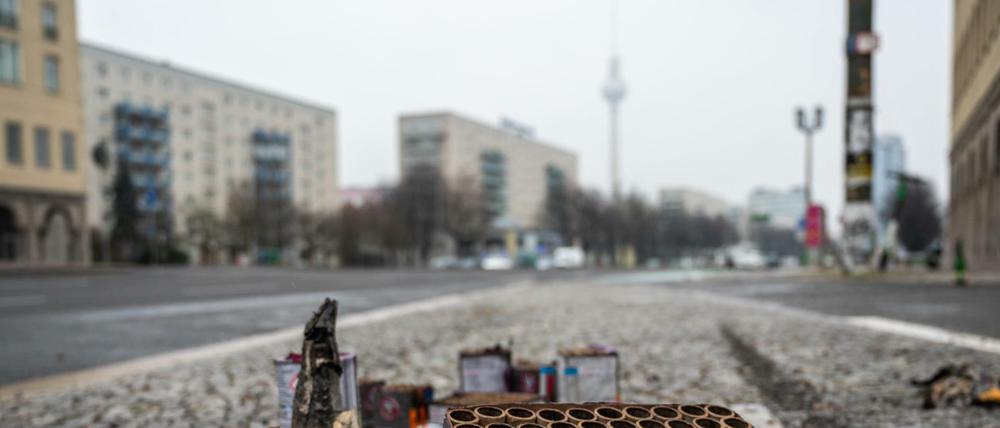Abgebranntes Feuerwerk liegt auf einer Straße in Berlin.