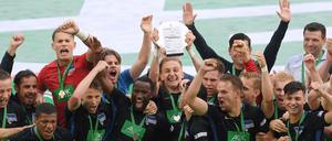 Jahrgang mit Perspektive. Florian Krebs, Kapitän von Herthas U 19, reckt nach dem Finalsieg gegen Schalke 04 die Meisterschale in die Höhe.