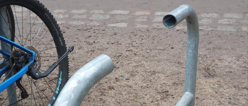 Im Wilmersdorfer Volkspark wurde ein Kreuzberger Bügel doppelt aufgeschnitten, um ein Rad zu stehlen. 