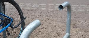 Im Wilmersdorfer Volkspark wurde ein Kreuzberger Bügel doppelt aufgeschnitten, um ein Rad zu stehlen.