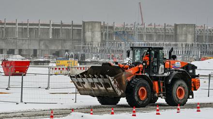 Anfang Januar war die Baustelle der Gigafabrik in Grünheide eingeschneit. Elon Musk twitterte davon ein Drohnenvideo. 