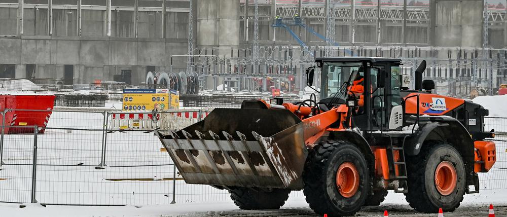 Anfang Januar war die Baustelle der Gigafabrik in Grünheide eingeschneit. Elon Musk twitterte davon ein Drohnenvideo.