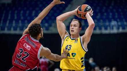 Luke Sikma feierte sein Comeback. Trotz verlor Alba Berlin gegen Mailand in der Euroleague.