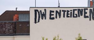 Ein Graffito gegen die Deutsche Wohnen prangt an der Brandmauer eines Wohnhauses im Berliner Bezirk Westend.