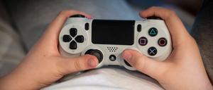 Der Angeklagte soll mehrmals Jungs über online Spiele auf der Playstation kennengelernt und missbraucht habenn.