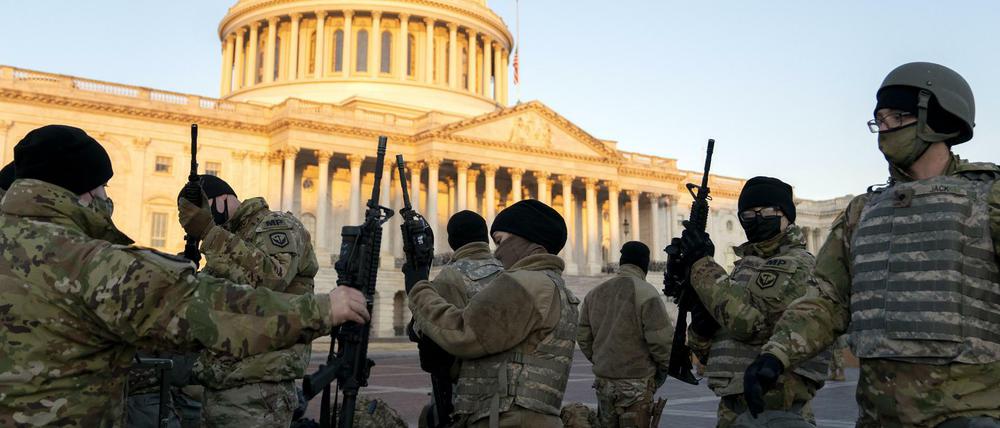 Bewaffnete Nationalgardisten vor dem Kapitol in Washington.