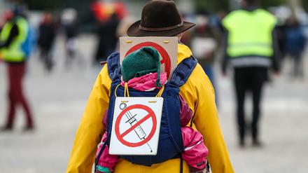 Stuttgart: Eine Teilnehmerin einer Protestkundgebung der Initiative "Querdenken".