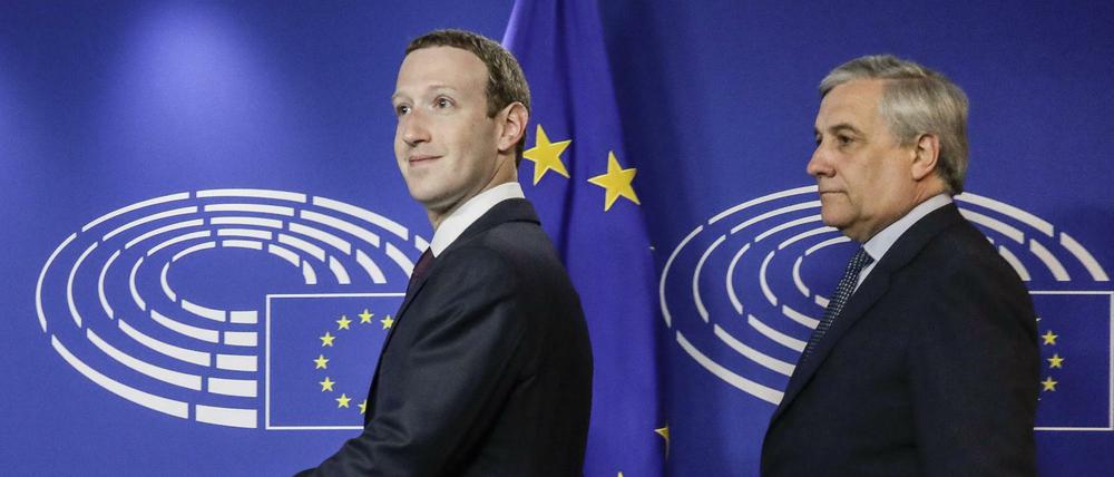 Marc Zuckerberg (Facebook) und andere Tech-Unternehmen soll in Europa zukünftig mehr Rede und Antwort stehen und transparenter arbeiten. Hier mit EU-Parlamentspräsident Antonio Tajani.