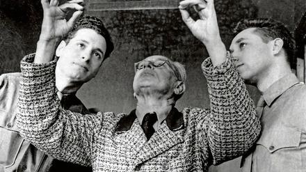 Während der Nürnberger Prozesse: Die Brüder Budd (l.) und Stuart Schulberg (r.) sichten Bildmaterial. 