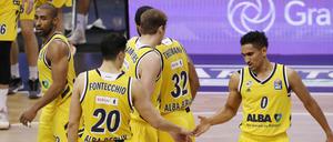 Jayson Granger (Rechts) und Simone Fontecchio (Links) klatschen sich nach dem mühsamen Sieg gegen Gießen ab. Zu viel Zeit für Freude gibt es aber nicht - denn diese Woche hat es in sich. 