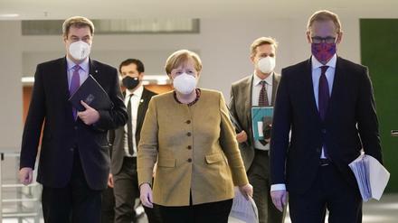 Bundeskanzlerin Angela Merkel (CDU) neben Markus Söder (CSU, l), Ministerpräsident von Bayern und CSU-Vorsitzender, sowie Michael Müller (SPD, r), Regierender Bürgermeister von Berlin.
