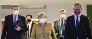 Bundeskanzlerin Angela Merkel (CDU) neben Markus Söder (CSU, l), Ministerpräsident von Bayern und CSU-Vorsitzender, sowie Michael Müller (SPD, r), Regierender Bürgermeister von Berlin.