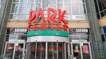 Die BVG-Kleinbusse fahren vom Parkhaus des Einkaufszentrums „Park-Center“ zum Impfzentrum an der Eichenstraße. 