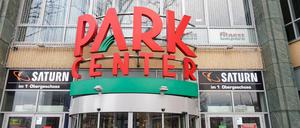 Die BVG-Kleinbusse fahren vom Parkhaus des Einkaufszentrums „Park-Center“ zum Impfzentrum an der Eichenstraße.