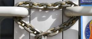 Keine halben Sachen: Schließen, alles! Lebensmittel, Medikamente und Toilettenpapier werden geliefert.