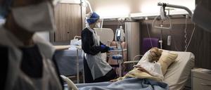 Die Intensivstationen sind voll, es sterben immer mehr Menschen – in Deutschland mittlerweile vergleichsweise mehr als in den USA.