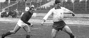 Horst Szymaniak (re., im Januar 1966 im Pokalspiel gegen Kölns Heinz Hornig) holte mit Tasmania vor 827 Zuschauern einen Punkt gegen Gladbach. 