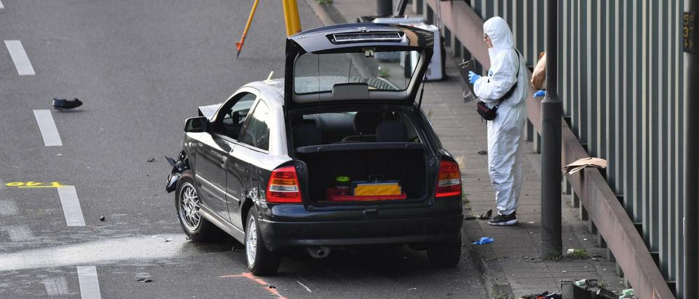 Ermittler arbeiten auf der Berliner Stadtautobahn A100 in Höhe der Ausfahrt Alboinstraße. Dort hatte der Attentäter mehrere Autos und Motorräder gerammt.