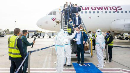 Kaum da, schon getestet. Die deutsche Mannschaft bei ihrer Ankunft in Kairo.