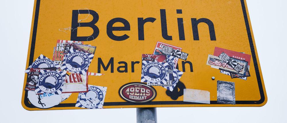 An der Grenze zwischen Berlin und Brandenburg steht das Ortsschild von Berlin Marzahn.