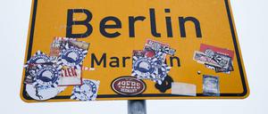 An der Grenze zwischen Berlin und Brandenburg steht das Ortsschild von Berlin Marzahn. 