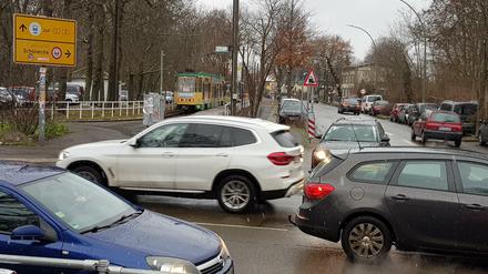 Bisher müssen Umsteiger zwischen Tram und S-Bahn ohne Ampel an der oft zugestauten Einmündung von Schöneicher und Dahlwitzer Straße (quer im Vordergrund) zurechtkommen.