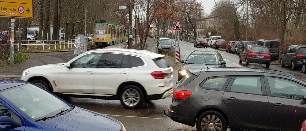 Bisher müssen Umsteiger zwischen Tram und S-Bahn ohne Ampel an der oft zugestauten Einmündung von Schöneicher und Dahlwitzer Straße (quer im Vordergrund) zurechtkommen.