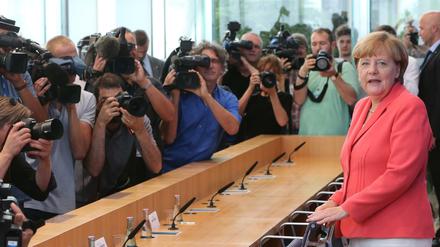 Zu große Übereinstimmung zwischen Politik und Medien? Die These von einer gleichgeschalteten, obrigkeitsnahen Presse, die eine unkritische Öffentlichkeit manipuliert, lebt fort. Als dieses Bild mit Bundeskanzlerin Angela Merkel entstand, war Corona allerdings noch kein Thema. 