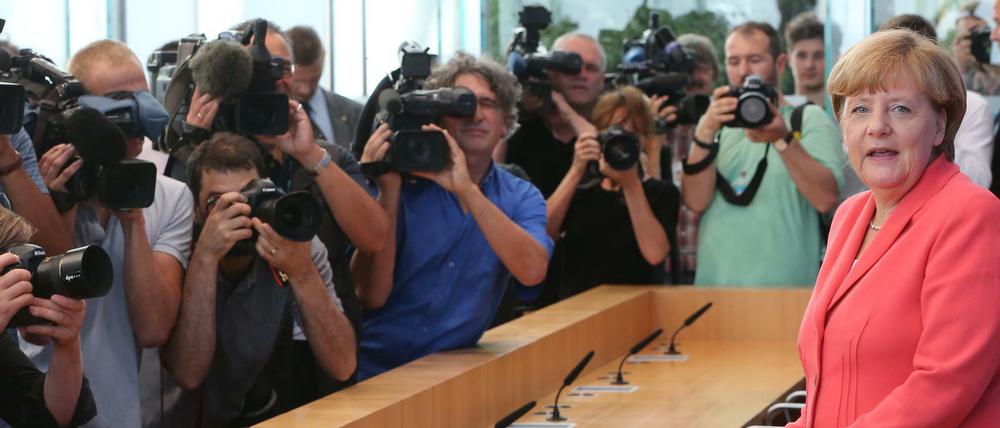 Zu große Übereinstimmung zwischen Politik und Medien? Die These von einer gleichgeschalteten, obrigkeitsnahen Presse, die eine unkritische Öffentlichkeit manipuliert, lebt fort. Als dieses Bild mit Bundeskanzlerin Angela Merkel entstand, war Corona allerdings noch kein Thema.