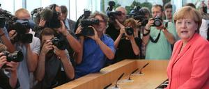 Zu große Übereinstimmung zwischen Politik und Medien? Die These von einer gleichgeschalteten, obrigkeitsnahen Presse, die eine unkritische Öffentlichkeit manipuliert, lebt fort. Als dieses Bild mit Bundeskanzlerin Angela Merkel entstand, war Corona allerdings noch kein Thema. 