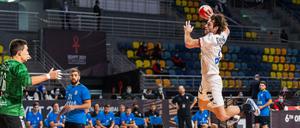 Da kommt er angeflogen: Uwe Gensheimer.