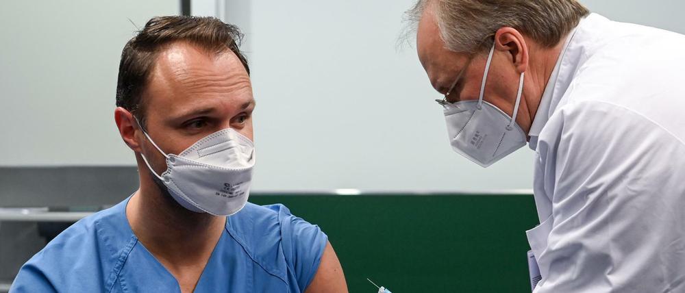 Ein Mitarbeiter aus der pflegerischen Bereichsleitung wird im Universitätsklinikum in Halle/Saale (UKH) gegen das Coronavirus geimpft.