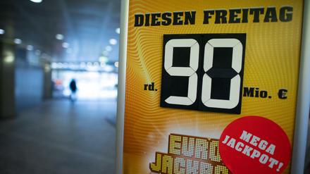 Ein Schild weißt auf den Eurojackpot von rund 90 Millionen Euro hin.