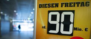 Ein Schild weißt auf den Eurojackpot von rund 90 Millionen Euro hin.