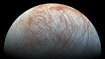 Braun erscheinende Risse überziehen die helle Oberfläche des Jupitermonds Europa.