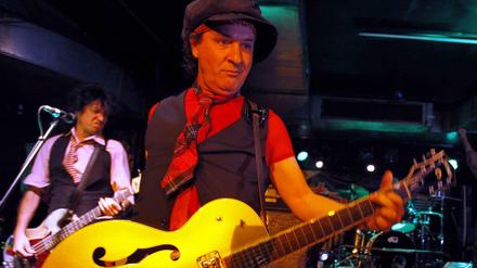 Sylvain Sylvain 2009 bei einem Auftritt der New York Dolls in Berlin.