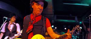 Sylvain Sylvain 2009 bei einem Auftritt der New York Dolls in Berlin.