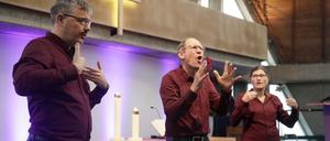 In der Dreieinigkeitskirche in der Lipschitzallee in Berlin-Neukölln singt der Gebärdenchor der Evangelischen Kirche im Gottesdienst zu Advent.