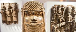 Drei Raubkunst-Bronzen aus Westafrika im Hamburger Museum für Kunst und Gewerbe.