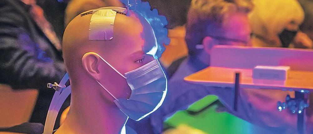 Mein Name ist Oleg. Der Dummy simuliert den Luftausstoß.