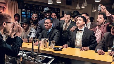 Strahlende Momentaufnahme. Cassius Clay (Eli Goree, mit Fliege) feiert seinen WW-Sieg mit seinen Freunden Jim Brown (Aldis Hodge, l.) und Sam Cooke (Leslie Odom Jr., r.).