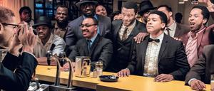 Strahlende Momentaufnahme. Cassius Clay (Eli Goree, mit Fliege) feiert seinen WW-Sieg mit seinen Freunden Jim Brown (Aldis Hodge, l.) und Sam Cooke (Leslie Odom Jr., r.).