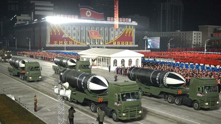 Nordkorea präsentiert seine Raketen in Pjöngjang